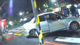三重2男拒檢開車撞警！勇警跳引擎蓋躲避