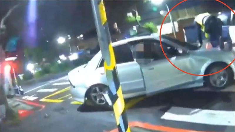 三重2男拒檢開車撞警！勇警跳引擎蓋躲避