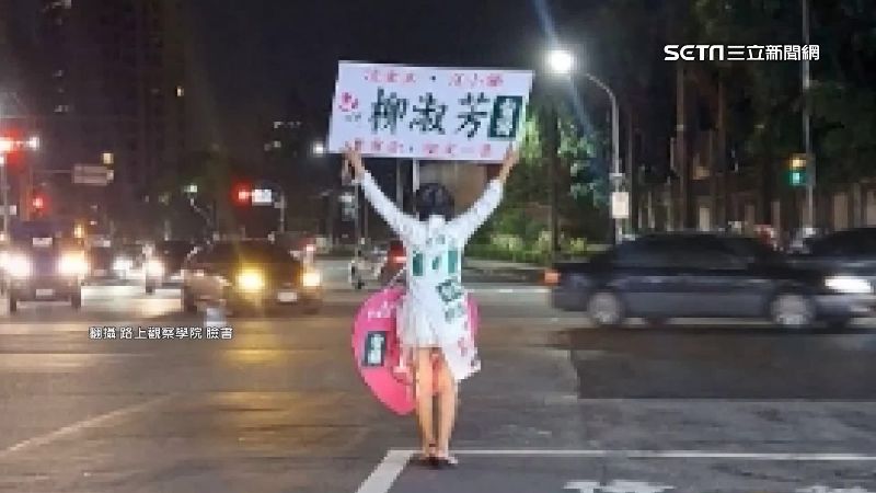 候選人站待轉區舉牌拜票　網：是高雄傳奇