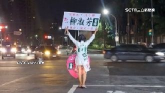 候選人站待轉區舉牌拜票　網：是高雄傳奇