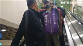 北市長辯論／穿著蘇煥智競選背心男子在開場時鬧場，立刻遭到排除被警方帶走