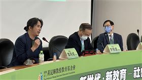 葉丙成盼家長勿把3C當洪水猛獸過度控管台大電機系教授葉丙成（左）5日指出，「線上協作」是未來人才樣貌，但台灣推動人才培育，遇到阻力之一是家長，尤其是中產階級家庭，許多家長把3C視為洪水猛獸、嚴格管控，當孩子長大後反而更易沉迷於網路和電玩世界。中央社記者陳至中攝  111年11月5日