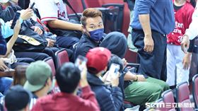 ▲台灣大賽第1戰，王柏融現身樂天桃園棒球場看球。（圖／記者劉彥池攝影）