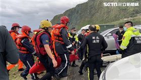 新北市瑞芳區驚傳釣客落海意外，所幸大浪又將人打回礁石才獲救。（圖／翻攝畫面）