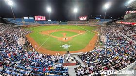 ▲台灣大賽第1戰，球迷湧進樂天桃園棒球場。（圖／記者劉彥池攝影）