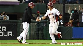 ▲台灣大賽第1戰，樂天桃猿一壘手陳俊秀開轟。（圖／記者劉彥池攝影）