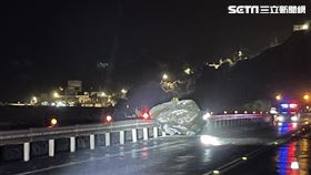 新北市瑞芳區驚傳落石意外，2顆大石佔住雙向機車道。（圖／翻攝畫面）