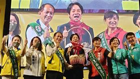 蔡培慧成立埔里競選服務處  賴清德出席力挺民進黨南投縣長參選人蔡培慧（右3）與尋求連任的埔里鎮長廖志城（左3）5日成立聯合競選服務處，副總統賴清德（中）出席力挺，懇請大家全力支持蔡培慧，及支持埔里鎮長廖志城繼續連任。（蔡培慧團隊提供）中央社記者蕭博陽南投縣傳真  111年11月5日