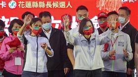 Kolas花蓮中區競總成立  蔡英文站台（2）民進黨花蓮縣長參選人Kolas Yotaka（前左）5日下午在光復鄉成立中區競選總部，身兼民進黨主席的總統蔡英文（前右）到場站台力挺，呼籲選民全力支持，一同終止家族政治。中央社記者張祈攝  111年11月5日