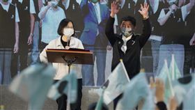 陳時中松山慈祐宮開講　蔡英文站台（1）身兼民進黨主席的總統蔡英文（左）5日晚間在台北松山慈祐宮，出席民進黨台北市長參選人陳時中（右）的廟口開講活動，站台助講力挺陳時中。中央社記者徐肇昌攝  111年11月5日