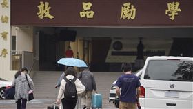高雄新增13例本土  師生擴大採檢（1）高雄24日新增13例COVID-19本土病例，包括一名某高中生，經採檢這名學生的同班同學與教師共42人都陰性。圖為學生家長被通知孩子必須送往隔離，帶著行李前往學校待命。中央社記者董俊志攝  111年3月24日