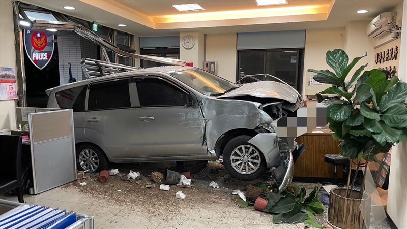 爛醉男飛車撞進派出所！警傻眼：怎開進來