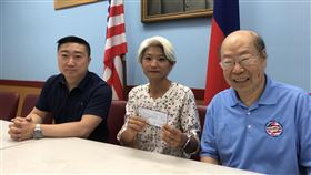 美期中選舉  曲怡文競選紐約州參議員台灣土生土長的曲怡文（中）競選紐約州參議員，7月6日參加紐約中華公所活動時與主席曾偉康（左）及民主黨65區黨代表于金山（右）合影。中央社記者尹俊傑紐約攝  111年11月6日