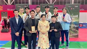 秘魯跆拳道品勢項目公開賽  台灣選手囊括金銀銅牌2022祕魯跆拳道品勢項目（Poomsae）公開賽4日至5日在首都利馬舉行，台灣代表隊表現亮眼。駐秘魯代表張幼慈（前排右2）恭賀台灣跆拳道代表隊取得佳績。（駐秘魯代表處提供）中央社記者唐雅陵聖保羅傳真 111年11月6日