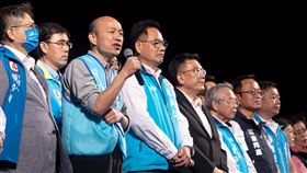 韓國瑜昨（5）晚現身國民黨新竹市長候選人林耕仁造勢大會，韓國瑜發言時獻上28字最新金句：「新竹市長林耕仁，新竹再也無苦人；莫忘世上苦人多，新竹居然無苦人！」讓台上、台下情緒瞬間沸騰。（圖／翻攝自林耕仁臉書）