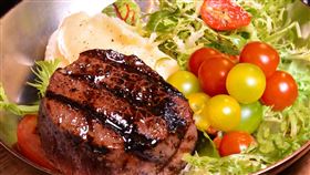 君品酒店雲軒頂級10盎司牛排套餐券，一張699元，每日限量200張,雲朗觀光集團提供