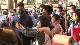 蔣萬安陪李彥秀赴內湖737市場掃街拜會