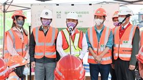 行政院長蘇貞昌今（6）日上午視察「國道汐止段坍塌路段」前接受媒體聯訪。（圖／行政院提供)