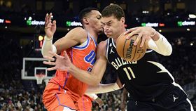 ▲洛培茲（Brook Lopez）（右）拿下全場最高25分，助公鹿開季9連勝。（圖／美聯社／達志影像）