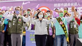 身兼民進黨主席的總統蔡英文今（6）日出席桃園市長候選人鄭運鵬及市議員候選人游吾和聯合競選總部成立大會。（圖／民進黨中央提供)