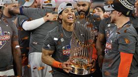 ▲太空人新星潘尼亞（Jeremy Pena）（中）成為史上第一位贏得MVP的菜鳥游擊手。（圖／美聯社／達志影像）