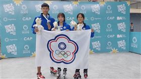 溜冰世錦賽  自由式輪滑速度過樁鄭宇翔摘金2022年世界全項目溜冰錦標賽在阿根廷首都布宜諾斯艾利斯舉行，體育署6日表示，台灣選手鄭宇翔（左）在自由式輪滑速度過樁項目成年男子組奪金。（體育署提供）中央社記者黃巧雯傳真  111年11月6日