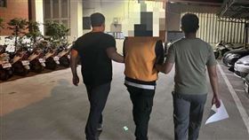 靈骨塔詐騙重出江湖 仁武警喬裝埋伏捉車手 （圖／翻攝畫面）