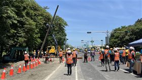 屏鵝公路首支電桿拔除交通部公路總局執行屏鵝公路「種樹百里2.0」計畫，其中潮州至水底寮路段的桿線地下化，公路總局已在27日拔除首支地面電桿。（公路總局提供）中央社記者汪淑芬傳真  111年8月28日