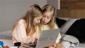 連體嬰雙胞胎示意圖,翻攝自pexels