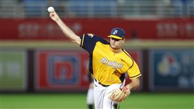 中職總冠軍賽第2戰  中信兄弟洋投泰樂搶勝中華職棒總冠軍賽6日在樂天桃園棒球場進行第2戰，中信兄弟派出洋投泰樂（Tyler Viza）先發力拚2連勝。中央社記者張新偉攝  111年11月6日