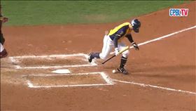 江坤宇7局上擊球後跑壘踩到球被判妨礙守備出局。（圖／擷取自CPBL TV）