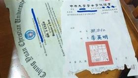 女網友自爆111年6月的畢業證書被白蟻啃到稀巴爛。（圖／翻攝Dcard）