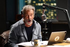 【絕命線阱】劇照_梅爾吉勃遜這回飾演傳奇DJ，因為妻女遭到劫持，讓深夜叩應變成生存遊戲。（圖／采昌提供）