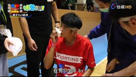 男星于成炘(圖中紅衣者)用衛生紙止住鼻血。（圖／好看娛樂提供）