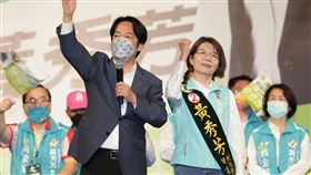 賴清德為黃秀芳站台副總統賴清德（左）6日晚間赴彰化縣，為民進黨彰化縣長參選人黃秀芳站台，他呼籲民眾做出改變。（黃秀芳團隊提供）中央社記者葉素萍傳真  111年11月6日