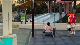 有媽媽把盪鞦韆坐壞了。（圖／翻攝自路上觀察學院 臉書）