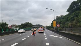 國道一號汐止段開放通行，國道警察持續派員警戒，避免事故發生影響車流。（國道警方提供）