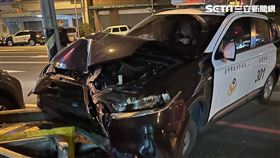 台中大雅分局警車追車，不慎衝撞路邊燈桿及監視器主機箱，3人輕傷。（圖／民眾提供）