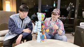 周杰倫首次見到和方文山聯名款的年度「龐克貓-紅顏如霜」本尊，驚呼巧奪天工的造型和《八度空間》專輯概念有異曲同工之妙。（圖／方道文山流提供）