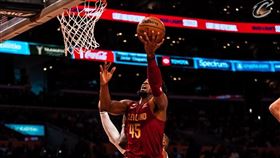 騎士新一哥米契爾7日對湖人又轟破30分。（圖／翻攝自騎士隊推特）