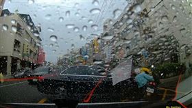 台中沙鹿一輛賓士車路扣要迴轉，對向雙載機車犯應不及撞上2人受傷。（圖／翻攝臉書社團「沙鹿之美」）