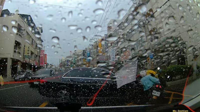 賓士要迴轉　對向機車直撞2人倒地受傷