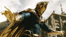 《黑亞當》「命運博士」皮爾斯布洛斯南。（圖／華納兄弟提供）