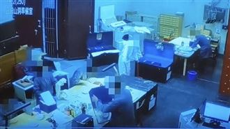 故宮毀損文物監視器曝光！翻轉盒子時掉落