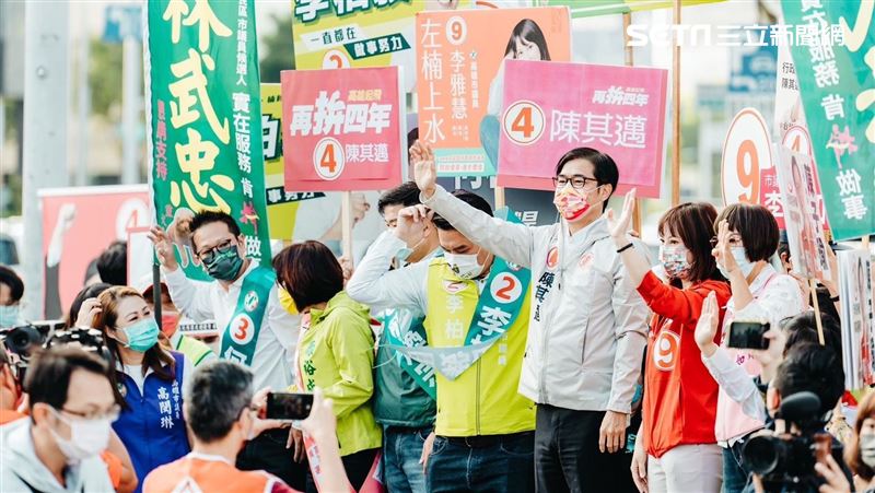 高雄人路口等紅燈抬頭傻眼：市長陳其邁！