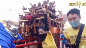 ▲犁轎過程主持人曾甜激動地舉起手。（圖／寶島神很大）




