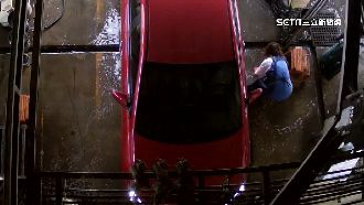 洗車女付200元用丟的！員工彎腰撿錢片曝