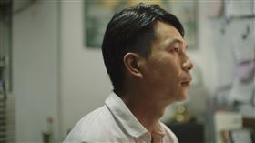 澳門劇場導演黃栢豪在《海鷗來過的房間》飾演遇創作瓶頸的作家周迅生。（圖／海鵬提供）