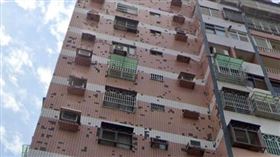 「您的大樓正在格式化」彰化大樓恐怖外牆曝光　縣府發聲了▲（圖／翻攝自路上觀察學院臉書）