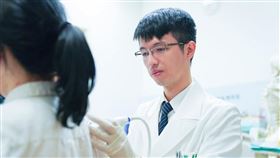 台北慈濟醫院復健科吳柏陞醫師。（圖／台北慈濟醫院提供）